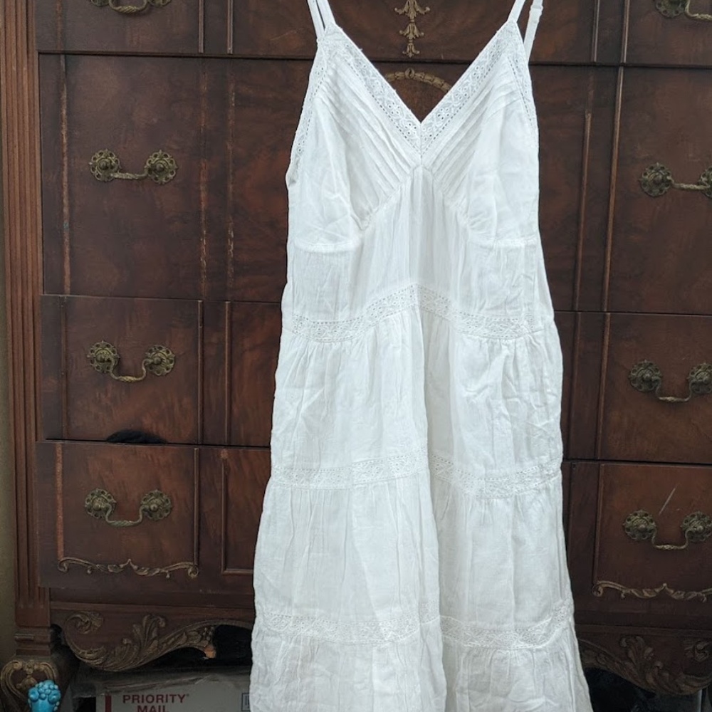 SOLD -- NWOT 🌸 SUBTLE LUXURY White Floral Eyelet Cotton Smocked Dress - Sm/Med